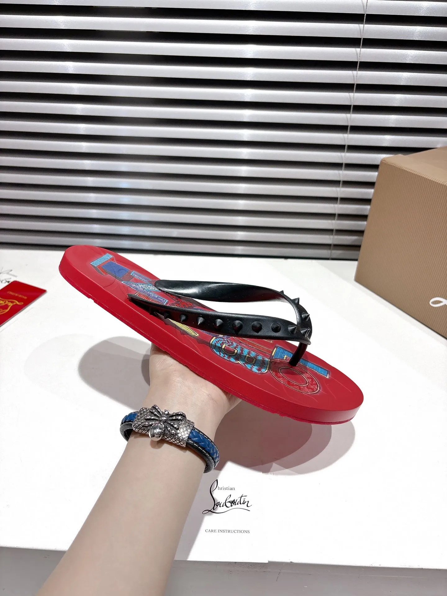 👟👟Ex-factory price 300👟👟 ╔Flip-flops black print╗ (yellow box packaging) ·Top version customization·2025𝐬𝐬 𝑪𝒉𝒓𝒊𝒔𝒕𝒊𝒂𝒏 𝑳𝒐𝒖𝒃𝒐𝒖𝒕𝒊𝒏 ▪️No matter the last shape, fabric, diamonds, nails, lining, outsole, they are as close as possible to ZP... ▪️The original sole is specially provided by the original factory ▪️The lining is imported water-dyed cowhide ▪️Private customization time is about 3-7 days —————— Size: Men's 37M-46M